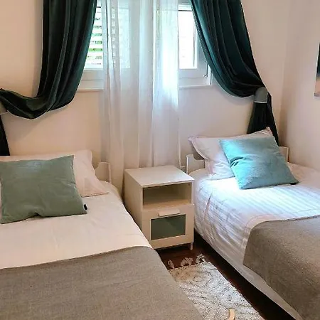 Zora: Family Retreat Near Kamenjak Nature Park *